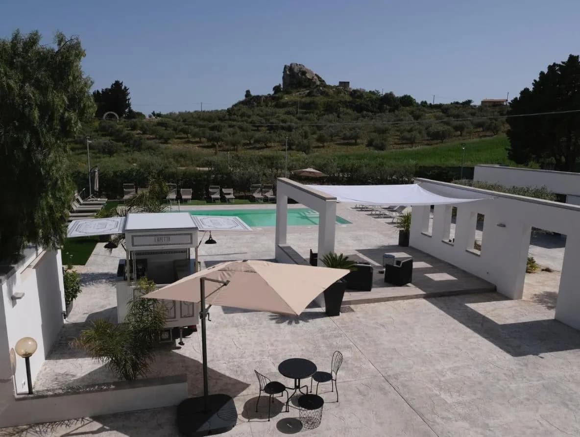 Vista esterna – piscina e giardino